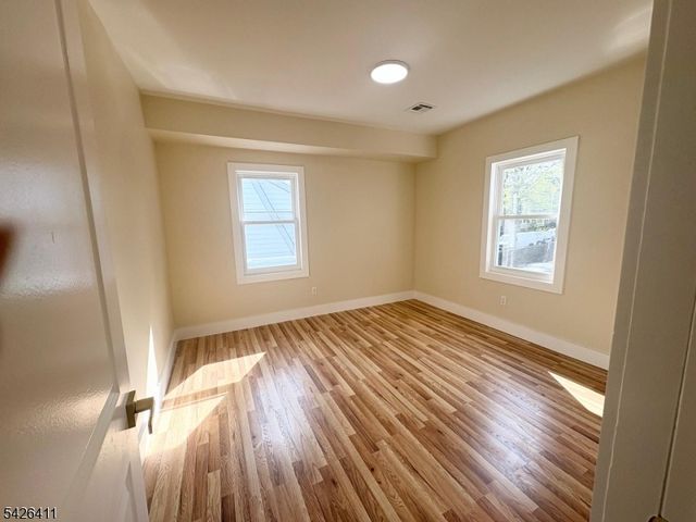 87 Pine Grove Ter, Newark City, NJ 07106