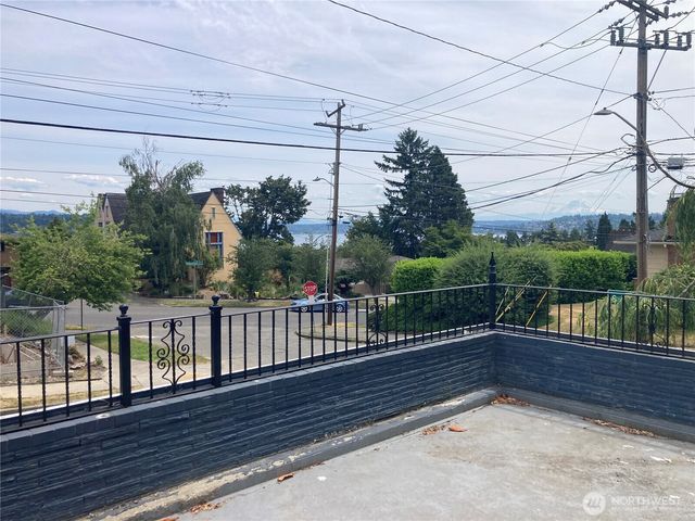 6925 52nd Avenue S, Seattle, WA 98118