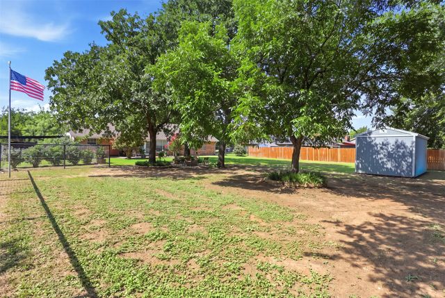 1115 E 6th Street, Springtown, TX 76082