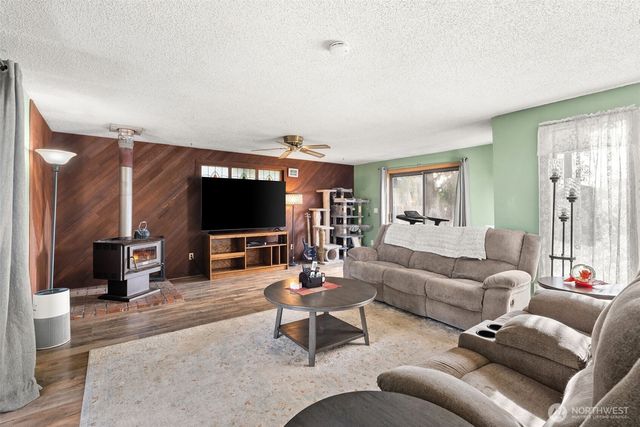 910 Wildwood Avenue NE, Napavine, WA 98532