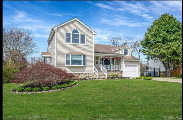 488 Everdell Avenue, West Islip, NY 11795