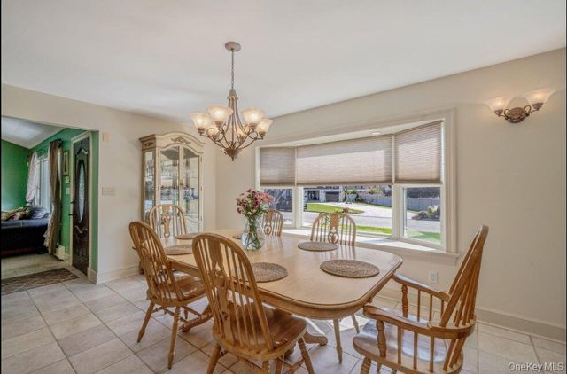 488 Everdell Avenue, West Islip, NY 11795