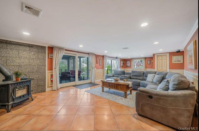 488 Everdell Avenue, West Islip, NY 11795