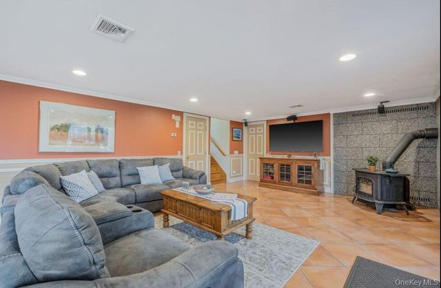 488 Everdell Avenue, West Islip, NY 11795