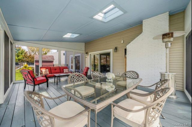 488 Everdell Avenue, West Islip, NY 11795