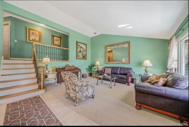 488 Everdell Avenue, West Islip, NY 11795