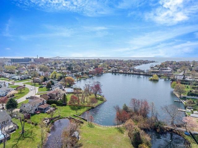 488 Everdell Avenue, West Islip, NY 11795