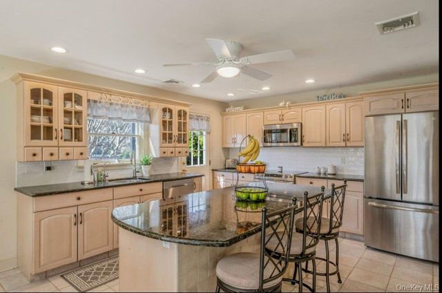 488 Everdell Avenue, West Islip, NY 11795