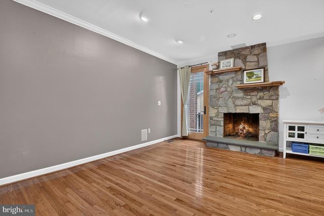 105 CROFTON HILL LN, Rockville, MD 20850