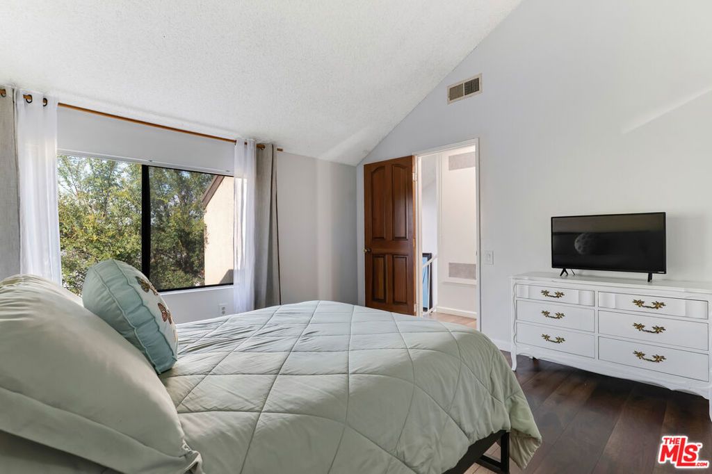 Image 19 of property listing at 14401 Plummer Street 6, Panorama City, CA 91402