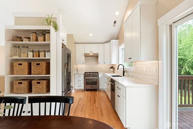 933 E Sharon Avenue, Burlington, WA 98233