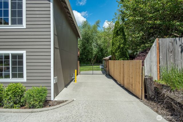 933 E Sharon Avenue, Burlington, WA 98233