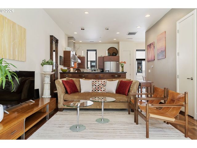 1672 Nw RIVERSCAPE St, Portland, OR 97209