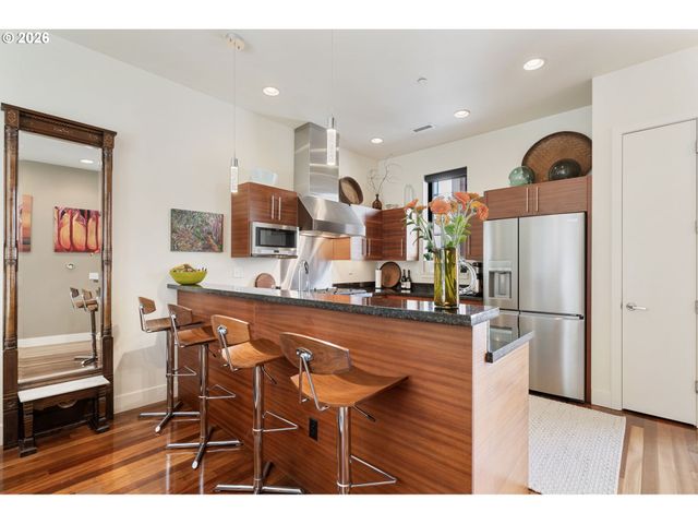 1672 Nw RIVERSCAPE St, Portland, OR 97209