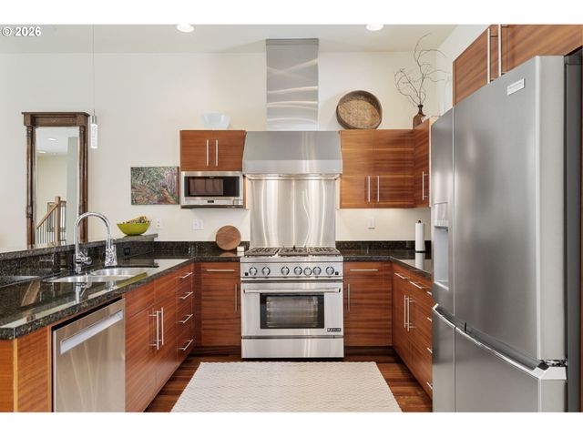 1672 Nw RIVERSCAPE St, Portland, OR 97209