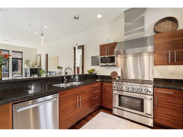 1672 Nw RIVERSCAPE St, Portland, OR 97209