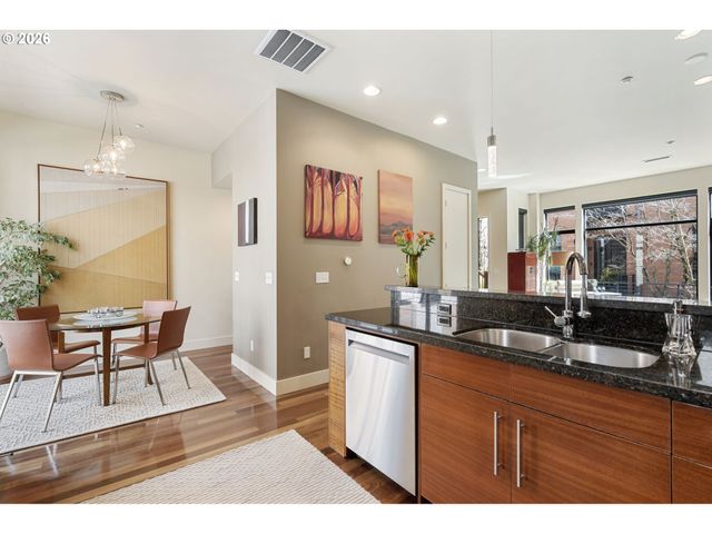 1672 Nw RIVERSCAPE St, Portland, OR 97209