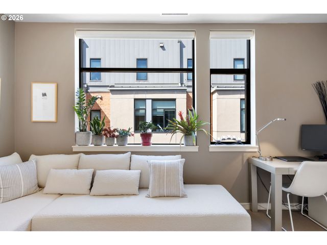 1672 Nw RIVERSCAPE St, Portland, OR 97209