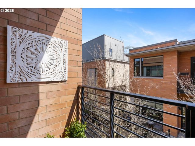 1672 Nw RIVERSCAPE St, Portland, OR 97209