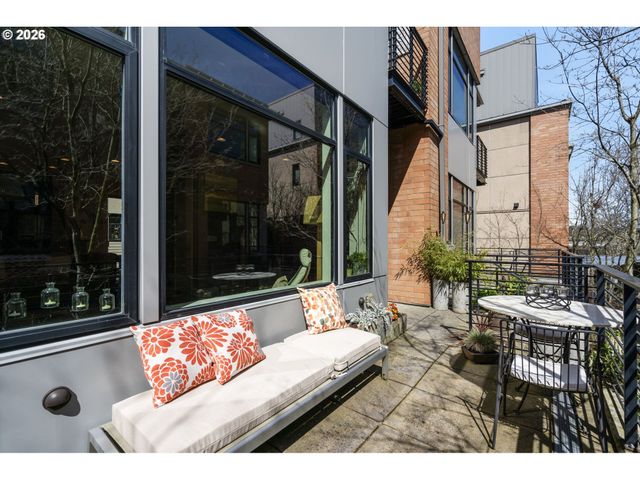 1672 Nw RIVERSCAPE St, Portland, OR 97209