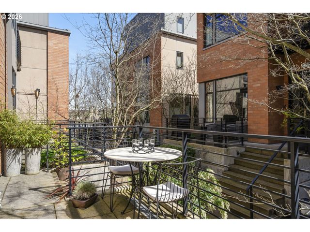 1672 Nw RIVERSCAPE St, Portland, OR 97209