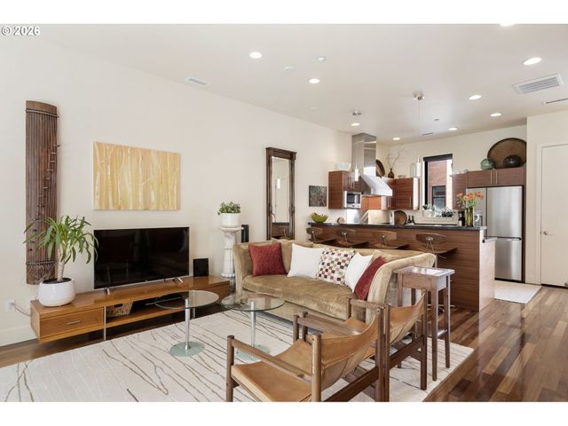 1672 Nw RIVERSCAPE St, Portland, OR 97209