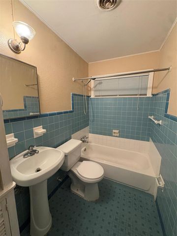 106 Barracuda Avenue, Galveston, TX 77550
