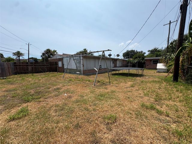 106 Barracuda Avenue, Galveston, TX 77550