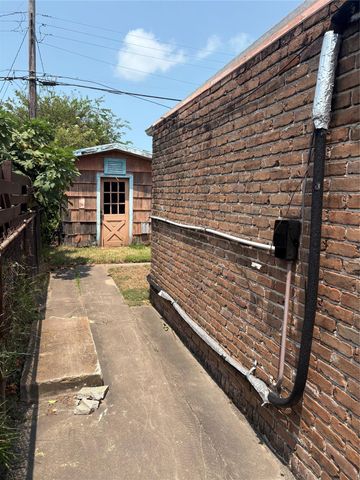 106 Barracuda Avenue, Galveston, TX 77550