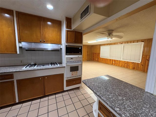 106 Barracuda Avenue, Galveston, TX 77550