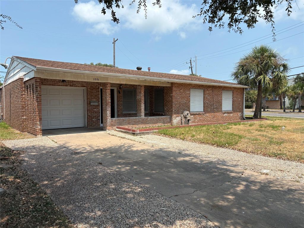 106 Barracuda Avenue, Galveston, TX 77550