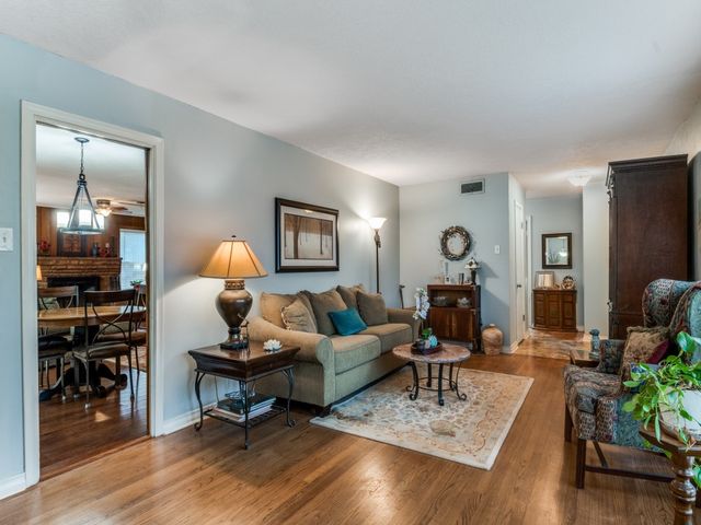 10422 Lake Gardens Drive, Dallas, TX 75218