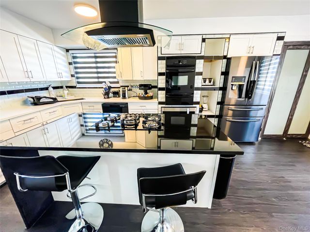 1 Summer Lane, Amityville, NY 11701