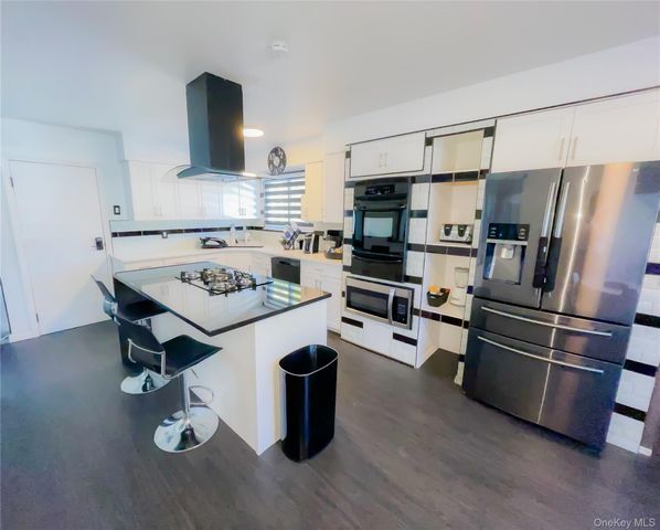 1 Summer Lane, Amityville, NY 11701