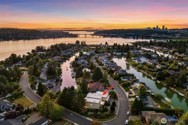 2 Crescent Key SE, Bellevue, WA 98006