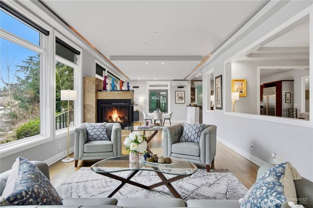 2 Crescent Key SE, Bellevue, WA 98006