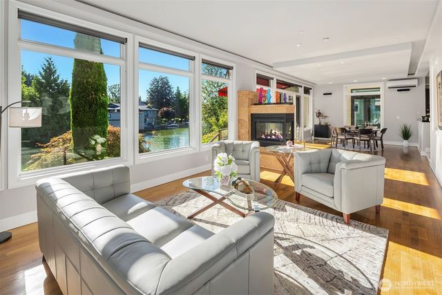 2 Crescent Key SE, Bellevue, WA 98006