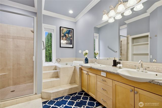 2 Crescent Key SE, Bellevue, WA 98006