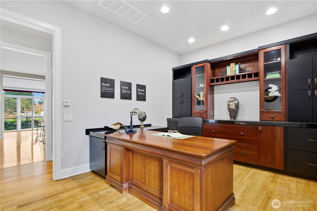 2 Crescent Key SE, Bellevue, WA 98006