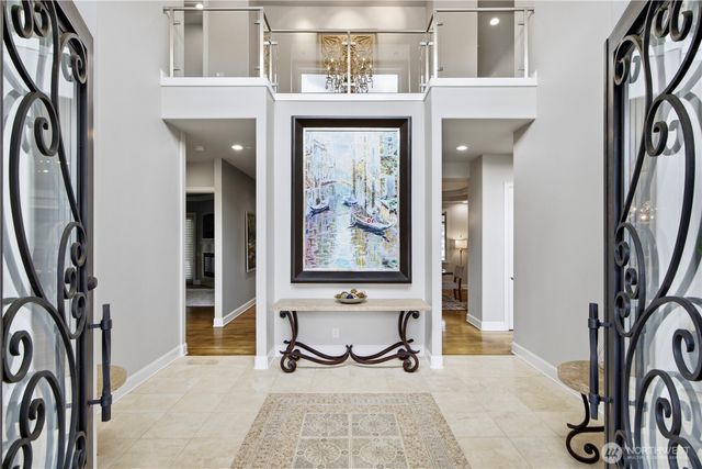 2 Crescent Key SE, Bellevue, WA 98006