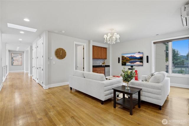 2 Crescent Key SE, Bellevue, WA 98006