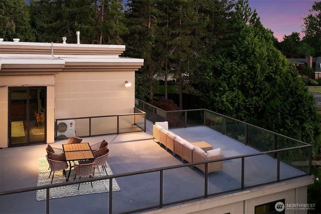 2 Crescent Key SE, Bellevue, WA 98006