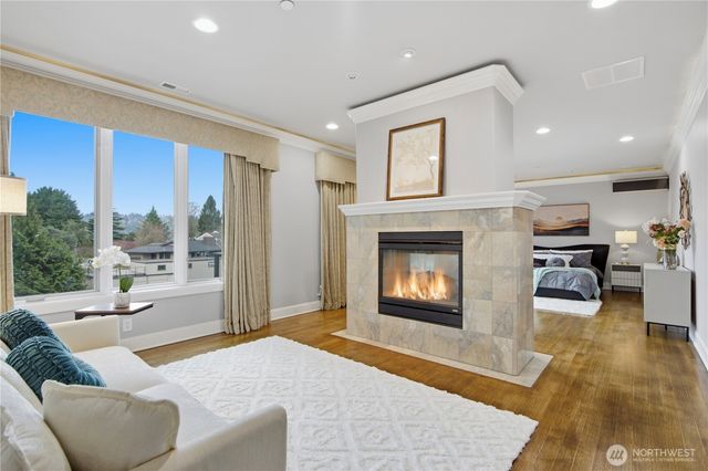2 Crescent Key SE, Bellevue, WA 98006