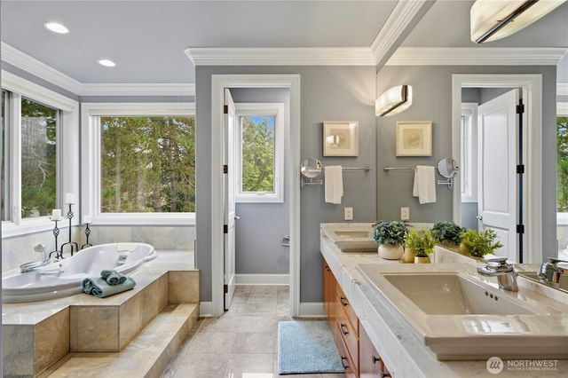 2 Crescent Key SE, Bellevue, WA 98006