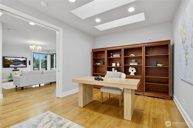 2 Crescent Key SE, Bellevue, WA 98006