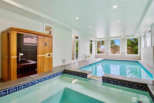2 Crescent Key SE, Bellevue, WA 98006