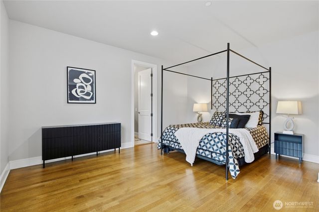 2 Crescent Key SE, Bellevue, WA 98006