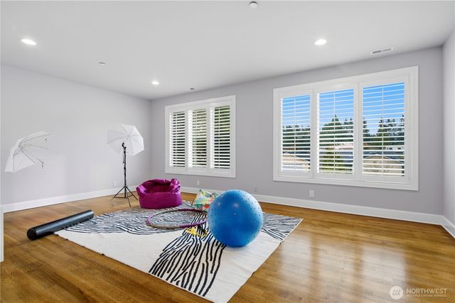 2 Crescent Key SE, Bellevue, WA 98006