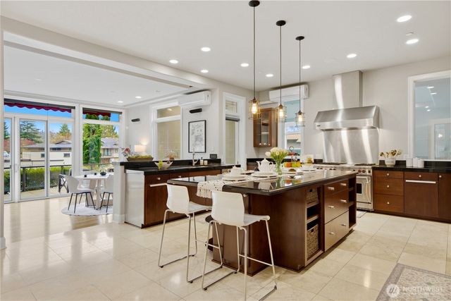 2 Crescent Key SE, Bellevue, WA 98006