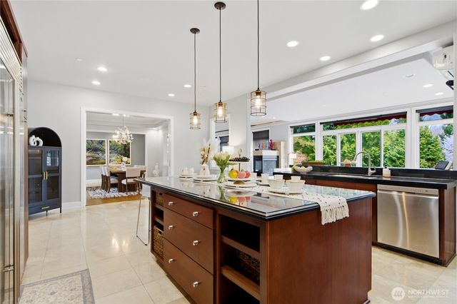 2 Crescent Key SE, Bellevue, WA 98006